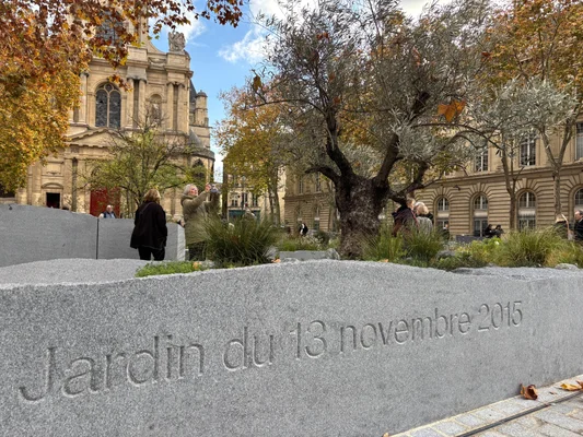 Le mur du Jardin du 13 novembre 2015 gravé, situé au cœur du quartier historique.