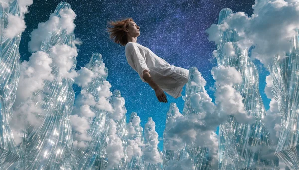 Une personne flottant sereinement au-dessus d'une ville surréaliste où les bâtiments sont faits de nuages et de verre, avec un ciel étoilé aux couleurs violettes et bleues