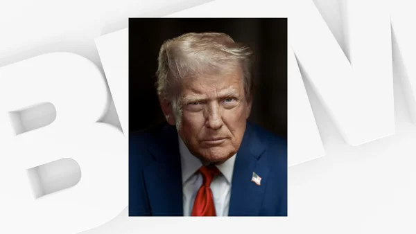 Donald Trump devant un micro lors d'une adresse formelle, arborant son costume sombre et sa cravate rouge caractéristique.