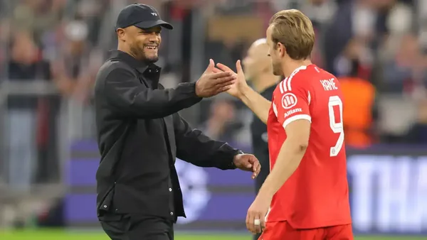 Vincent Kompany et Harry Kane échangeant une poignée de main.