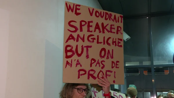 Pancarte dénonçant l'absence de professeur d'anglais dans un établissement scolaire.