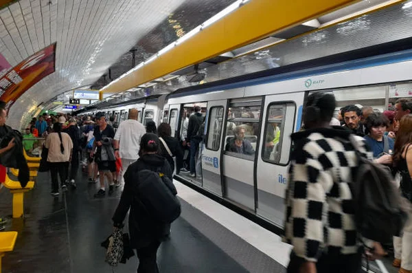 Une station de métro bondée à Paris lors de l'embarquement des passagers.