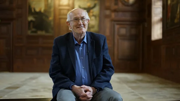 Marcel Gauchet lors d'un entretien à Reims, assis dans un salon boisé.