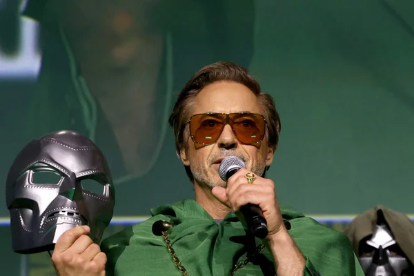 Robert Downey Jr. s'adressant à un public via un microphone.