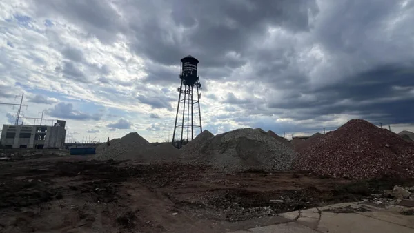 Un château d'eau et un chantier de construction dans une ville américaine devenue symbole de résistance contre l'installation d'un centre de données.