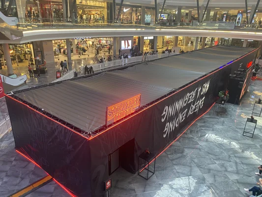 L'expérience Stranger Things installée au Fourways Mall de Johannesburg, avec une grande structure noire au centre de l'atrium commercial.