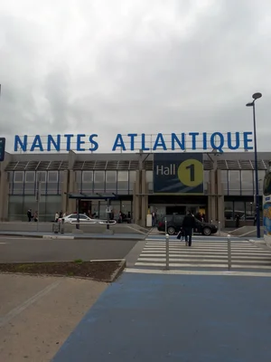 Entrée du Hall 1 de l'aéroport de Nantes Atlantique avec sa signalétique bleue caractéristique.