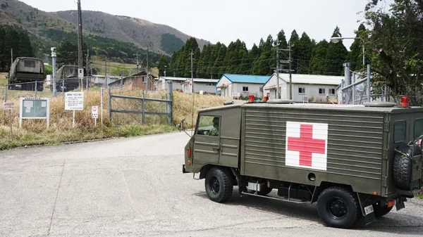 Une ambulance militaire stationnée près d'une base lors du drame survenu au Japon.