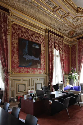 Intérieur d'un bureau de l'Hôtel de Ville de Lyon avec damas rouge et mobilier moderne.