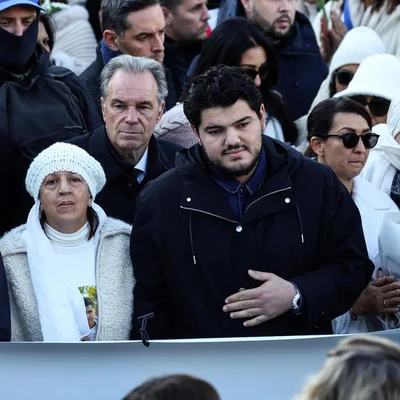 Personnes rassemblées lors des procédures judiciaires liées à l'assassinat de Mehdi Kessaci.