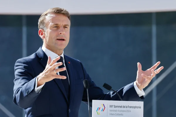 Emmanuel Macron s'exprimant devant le logo du XIXe Sommet de la Francophonie à Villers-Cotterêts