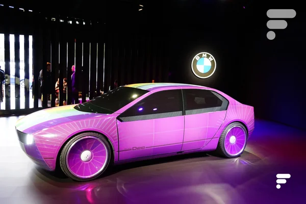 La BMW i Vision Dee, concept utilisant la technologie E Ink pour modifier son apparence, exposée en showroom.