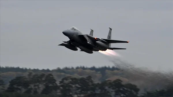 Un avion de combat américain en vol avec post-combustion dans la région du Golfe.