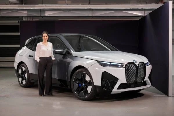 Présentation de la BMW iX Flow avec technologie E-Ink en studio.