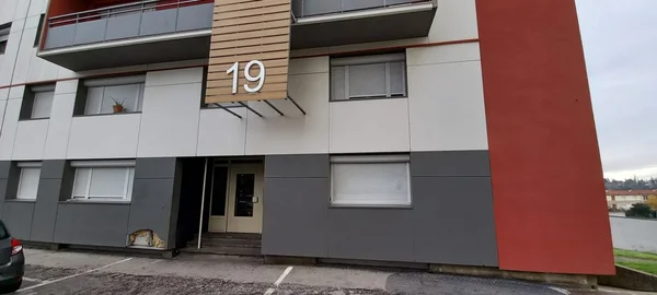 Façade d'un immeuble résidentiel à Castres, lieu lié à la fusillade ayant blessé des policiers.