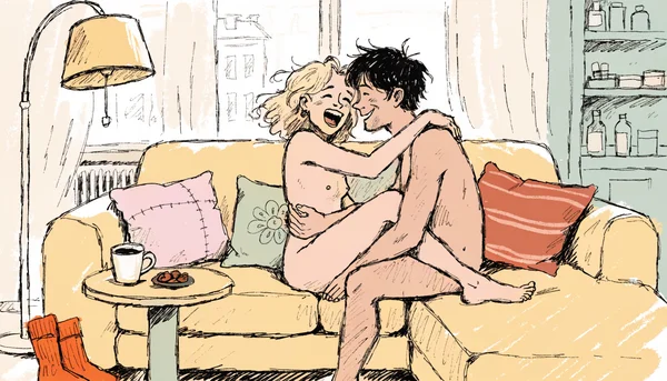 Un homme et une femme nus, enlacés et riant ensemble sur un canapé dans un salon moderne, ambiance décontractée et complice