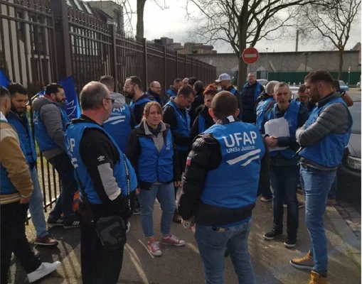 Rassemblement de membres de l'UFAP et de l'UNSa Justice lors d'une manifestation.