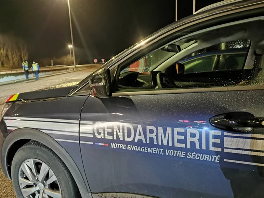 Un véhicule des forces de l'ordre sur place lors de l'enquête.