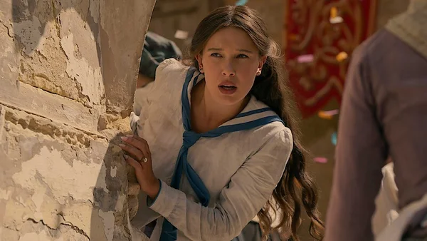 Millie Bobby Brown dans une scène d'observation pour Enola Holmes 3.