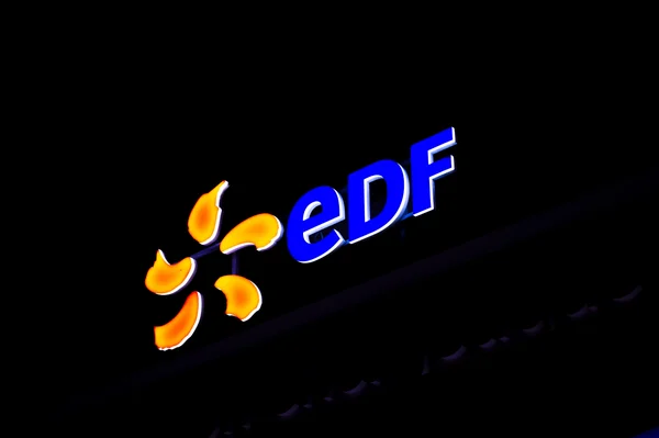 Le logo lumineux d'EDF sur fond sombre.