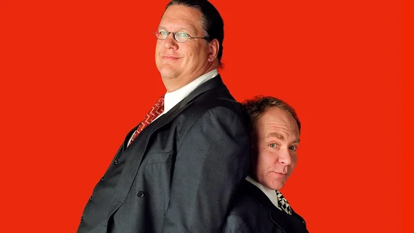 Penn et Teller dans une pose caractéristique pour leur émission 'Penn & Teller: BS!'.