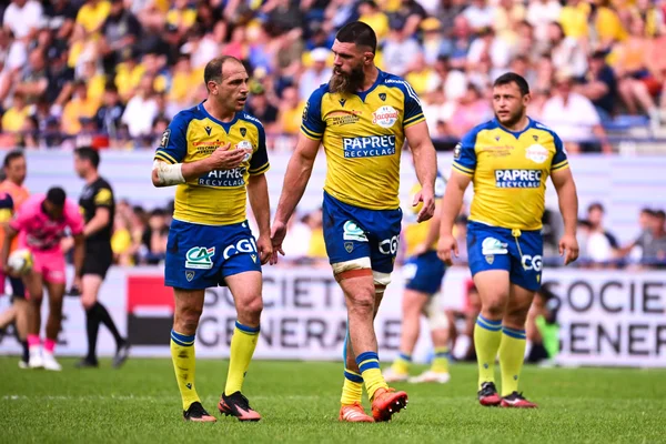 L'équipe de l'ASM Clermont Auvergne évoluant devant ses supporters.