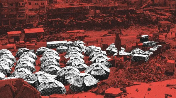 Des tentes blanches dressées au milieu de bâtiments détruits et des décombres.