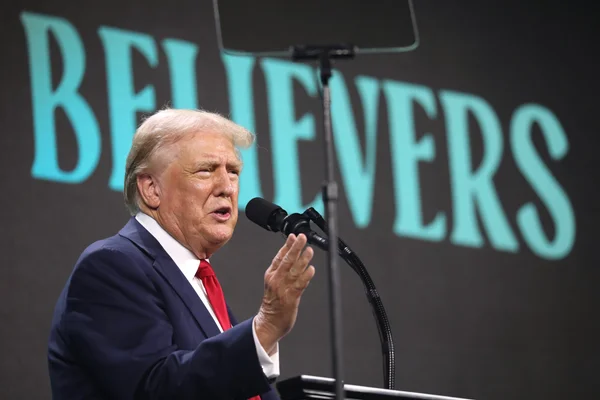 Donald Trump s'exprimant au micro lors d'une intervention officielle.