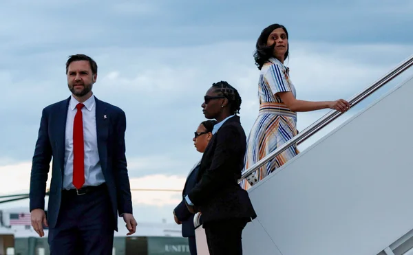 Arrivée de JD Vance à Budapest avec une délégation devant un avion.