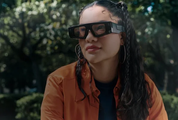 Un utilisateur porte les nouvelles lunettes Snap Spectacles lors d'un test en extérieur.