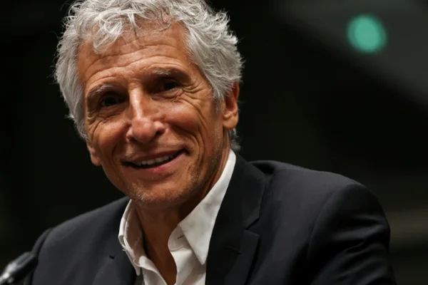 Portrait de l'animateur Nagui en costume cravate.