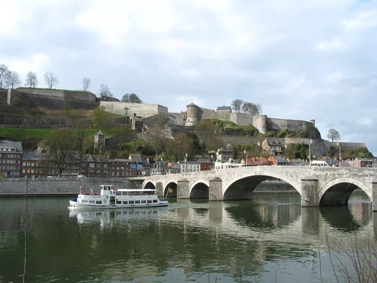 Vue panoramique de Namur montrant la Meuse, le pont de Jambes et la citadelle.
