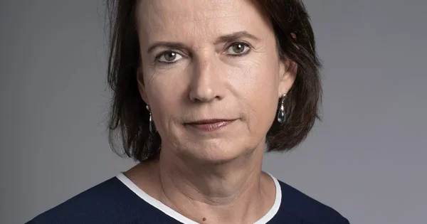 Portrait officiel de Claire Hédon, Défenseure des droits.