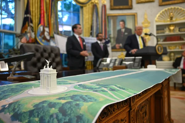 Des responsables examinant un projet architectural lors d'une réunion officielle.