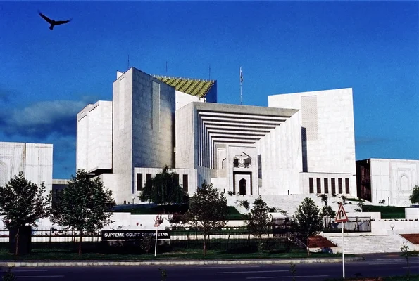 Le siège de la Cour suprême du Pakistan, distingué par son architecture blanche moderne.
