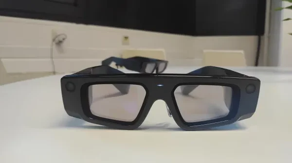 Une vue rapprochée des nouvelles lunettes de réalité augmentée Snap Spectacles posées sur une table.