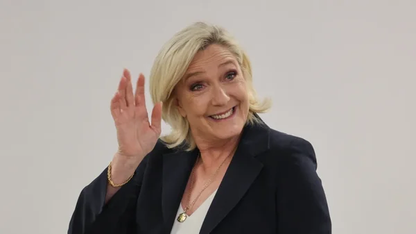 Marine Le Pen saluant la foule ou la presse.