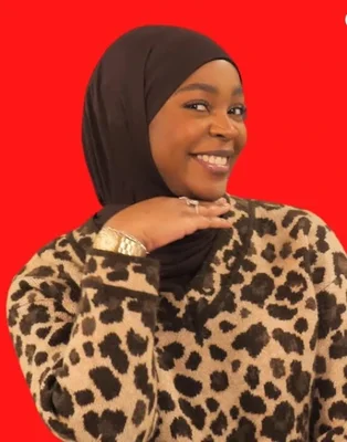 Portrait d'Azra Reed souriante