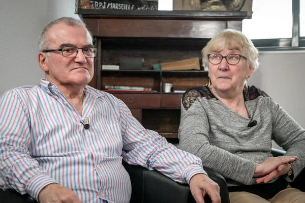 Jacqueline Jacob assise dans un fauteuil noir, une main sous le menton.