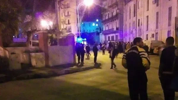 Véhicule de la Gendarmerie nationale algérienne garé dans un paysage aride.