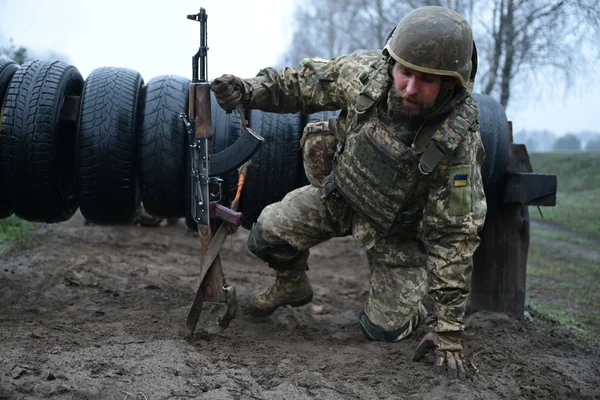 Un soldat ukrainien en position de tir dans la boue près de Soumy.