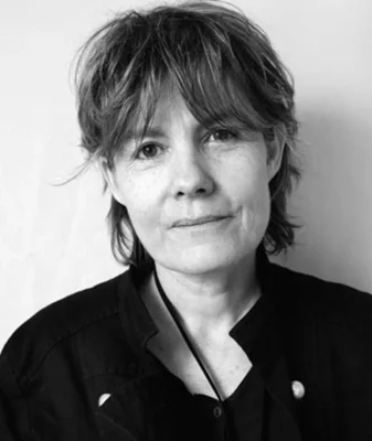 Portrait monochrome de l'autrice Fred Vargas.