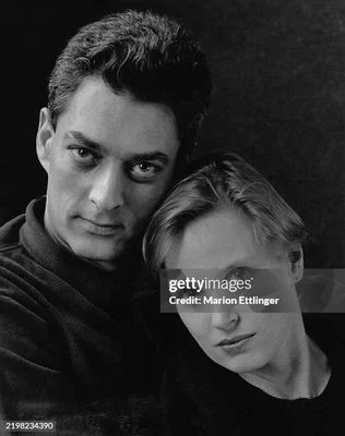 Portrait en noir et blanc de Siri Hustvedt accompagnée d'un homme.