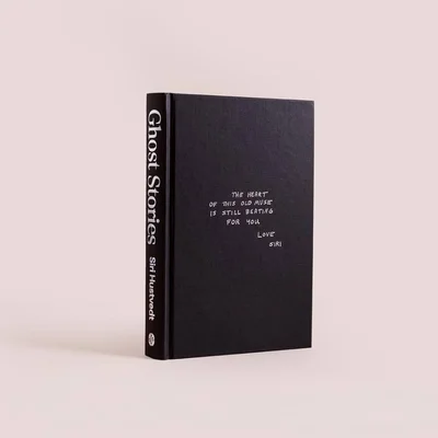 La couverture du livre 'Ghost Stories: A Memoir' de Siri Hustvedt sur un fond rose.