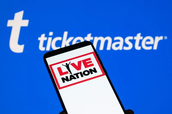 Les logos de Live Nation et Ticketmaster affichés sur un écran smartphone.
