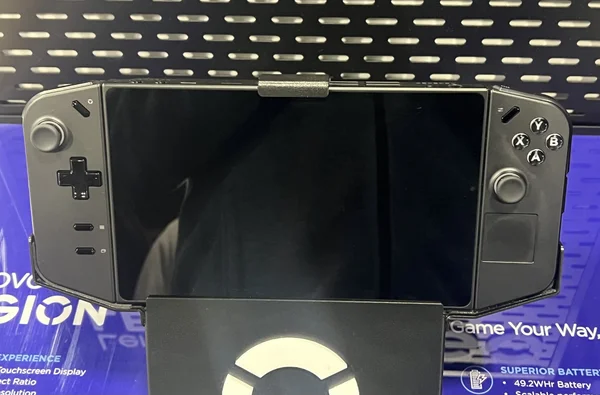Détail des contrôles de la console Lenovo Legion Go avec écran tactile et batterie.