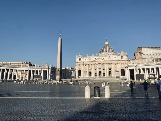 Le pape Léon XIV descendant d'avion accueilli par un officiel lors de son arrivée.