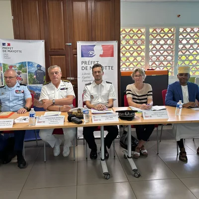 Réunion d'officiels sous la bannière du Préfet de Mayotte lors de l'annonce de l'opération Kingia.