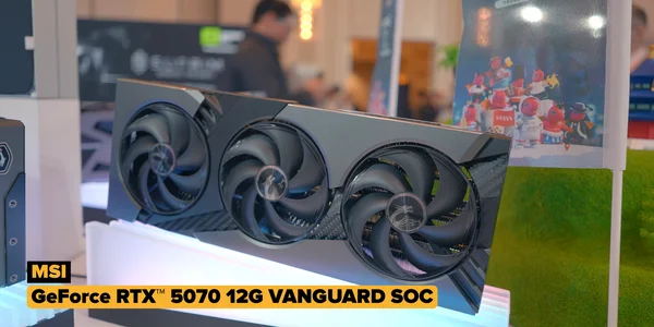 Une carte MSI GeForce RTX 5070 12G Vanguard SOC en exposition sur un stand.