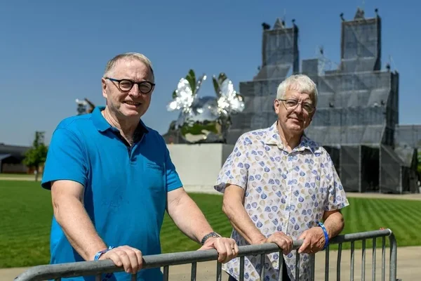 Une foule dense au Hellfest avec le nom du festival visible sur un mur brun en arrière-plan.